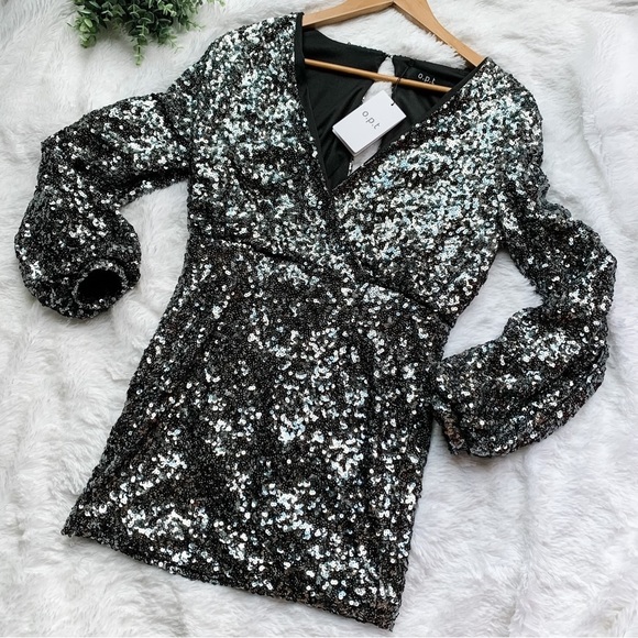 O.P. TNWT Size Small Rumi Gunmetal Silver Sequin Bodycon Long Slv Mini Dress